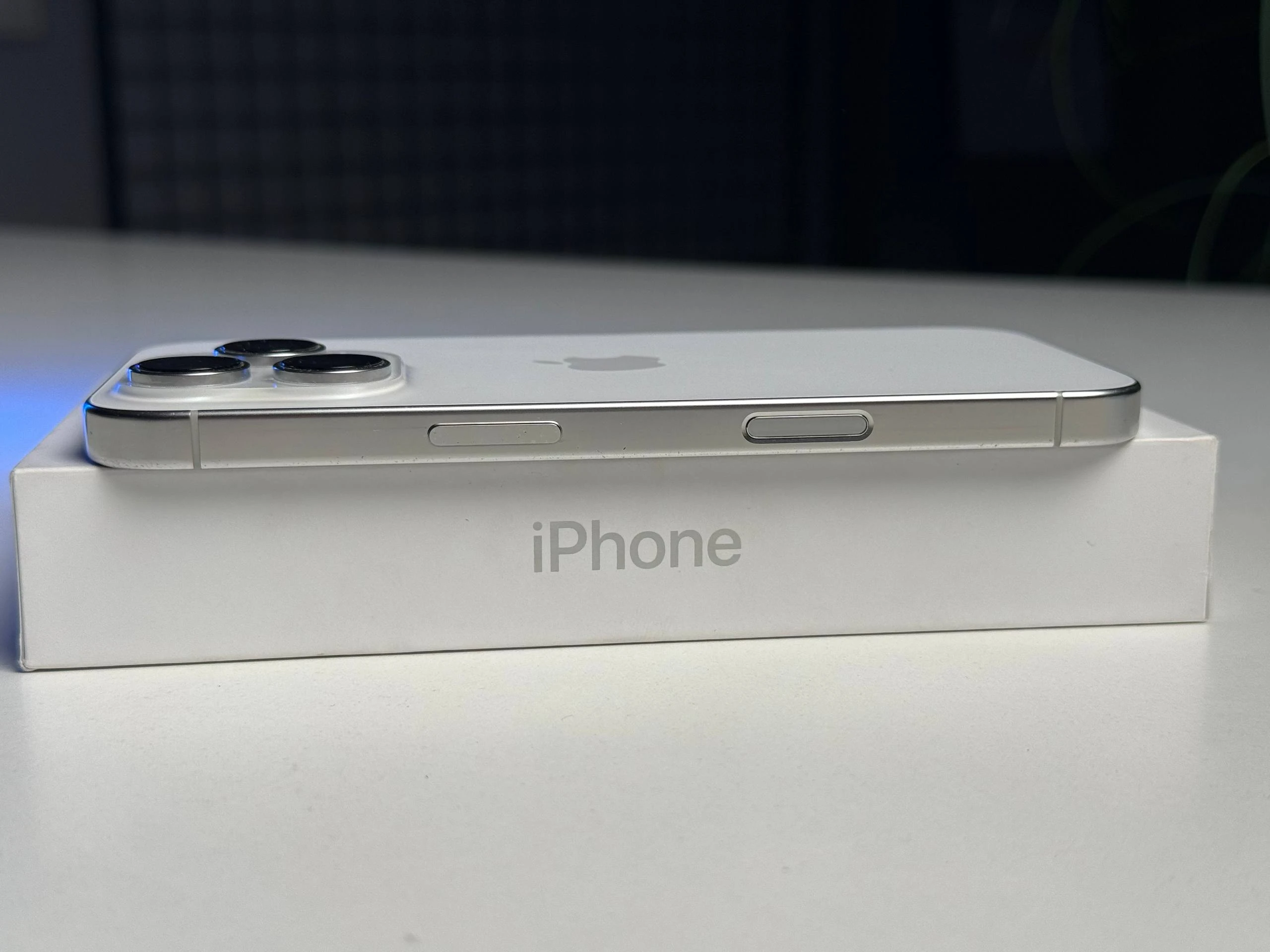 ВЖИВАНИЙ Б/У Apple iPhone 16 Pro 256GB White Titanium (MYNJ3) - Стан: гарний | Акумулятор: 100% | Комплектація: повний | Гарантія: 3 міс.