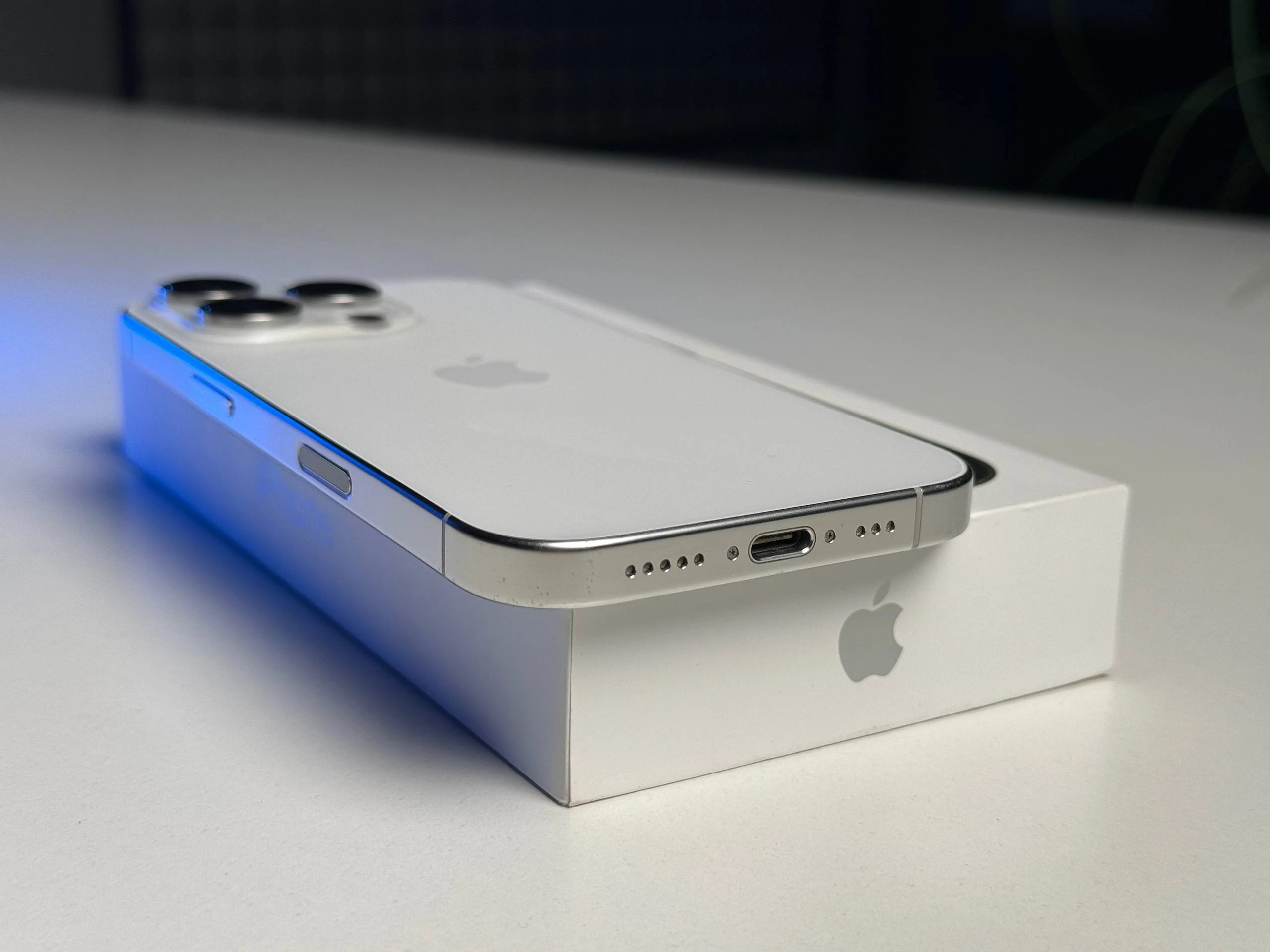 ВЖИВАНИЙ Б/У Apple iPhone 16 Pro 256GB White Titanium (MYNJ3) - Стан: гарний | Акумулятор: 100% | Комплектація: повний | Гарантія: 3 міс.