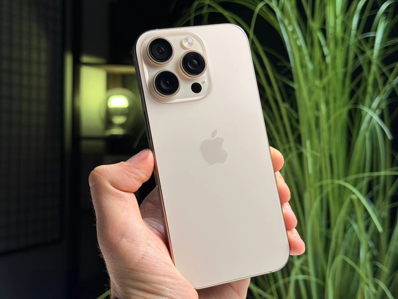 ВЖИВАНИЙ Б/У Apple iPhone 16 Pro 512GB Desert Titanium (MYNP3) - Стан: гарний | Акумулятор: 95% | Комплектація: iPhone, кабель | Гарантія: 3 міс.