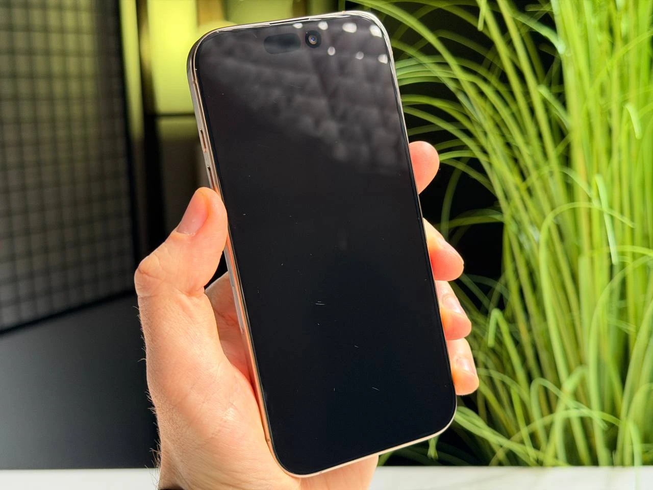 ВЖИВАНИЙ Б/У Apple iPhone 16 Pro 512GB Desert Titanium (MYNP3) - Стан: гарний | Акумулятор: 95% | Комплектація: iPhone, кабель | Гарантія: 3 міс.