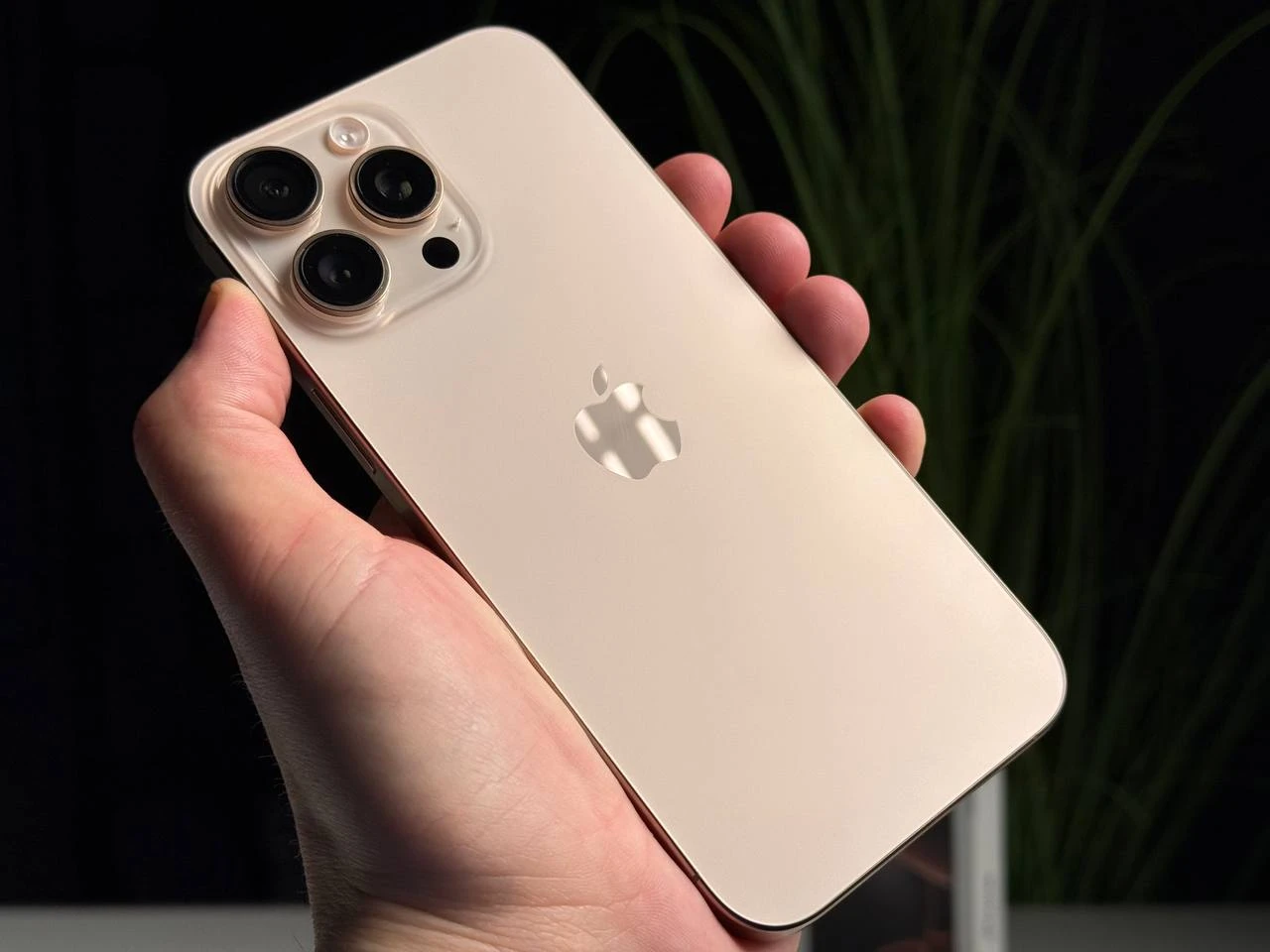 ВЖИВАНИЙ Б/У Apple iPhone 16 Pro Max 256GB Desert Titanium (MYWX3) - Стан: гарний | Акумулятор: 92% | Комплектація: повний | Гарантія: 3 міс.