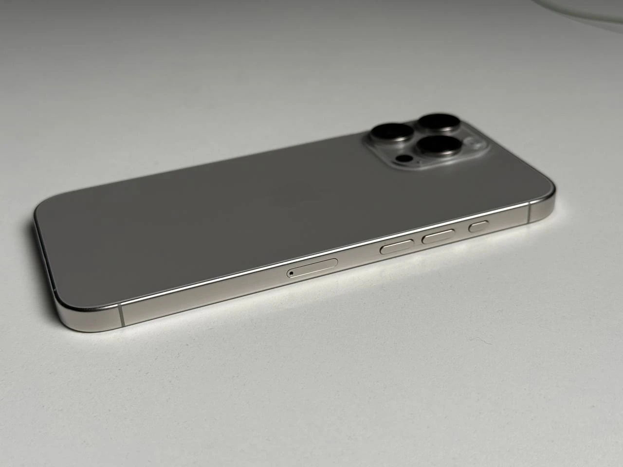 ВЖИВАНИЙ Б/У Apple iPhone 16 Pro Max 512GB Natural Titanium (MYX33) - Стан: задовільний | Акумулятор: 92% | Комплектація: iPhone, кабель | Гарантія: 3 міс.