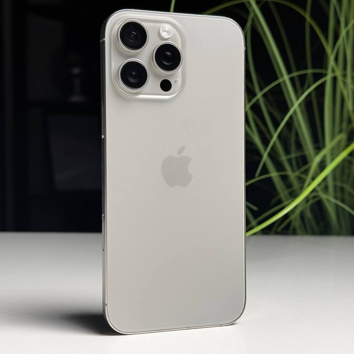 ВЖИВАНИЙ Б/У Apple iPhone 16 Pro Max 512GB Natural Titanium (MYX33) - Стан: задовільний | Акумулятор: 92% | Комплектація: iPhone, кабель | Гарантія: 3 міс.