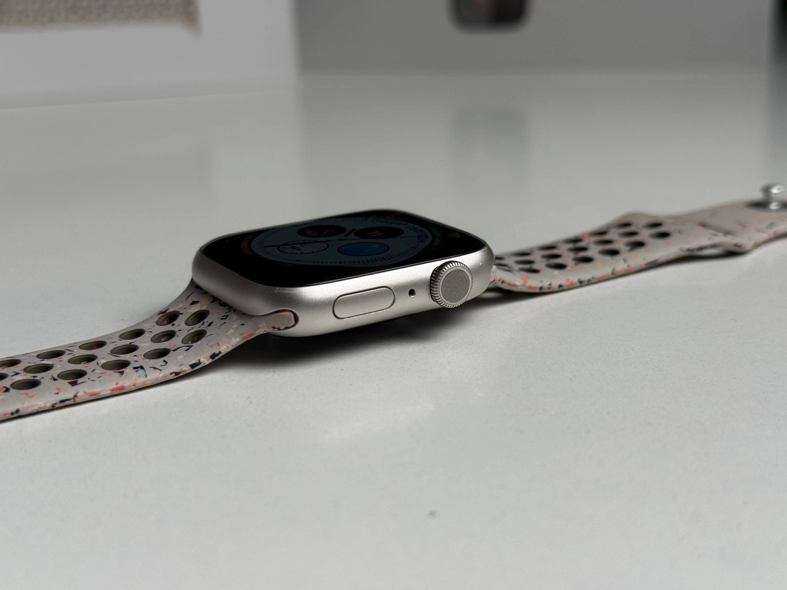 ВЖИВАНИЙ Б/У Apple Watch Series 9 GPS 45mm Starlight Aluminum Case with Desert Stone Nike Sport Band - M/L (MR973) - Стан: гарний | Акумулятор: 100% | Комплектація: повний | Гарантія: 3 міс.