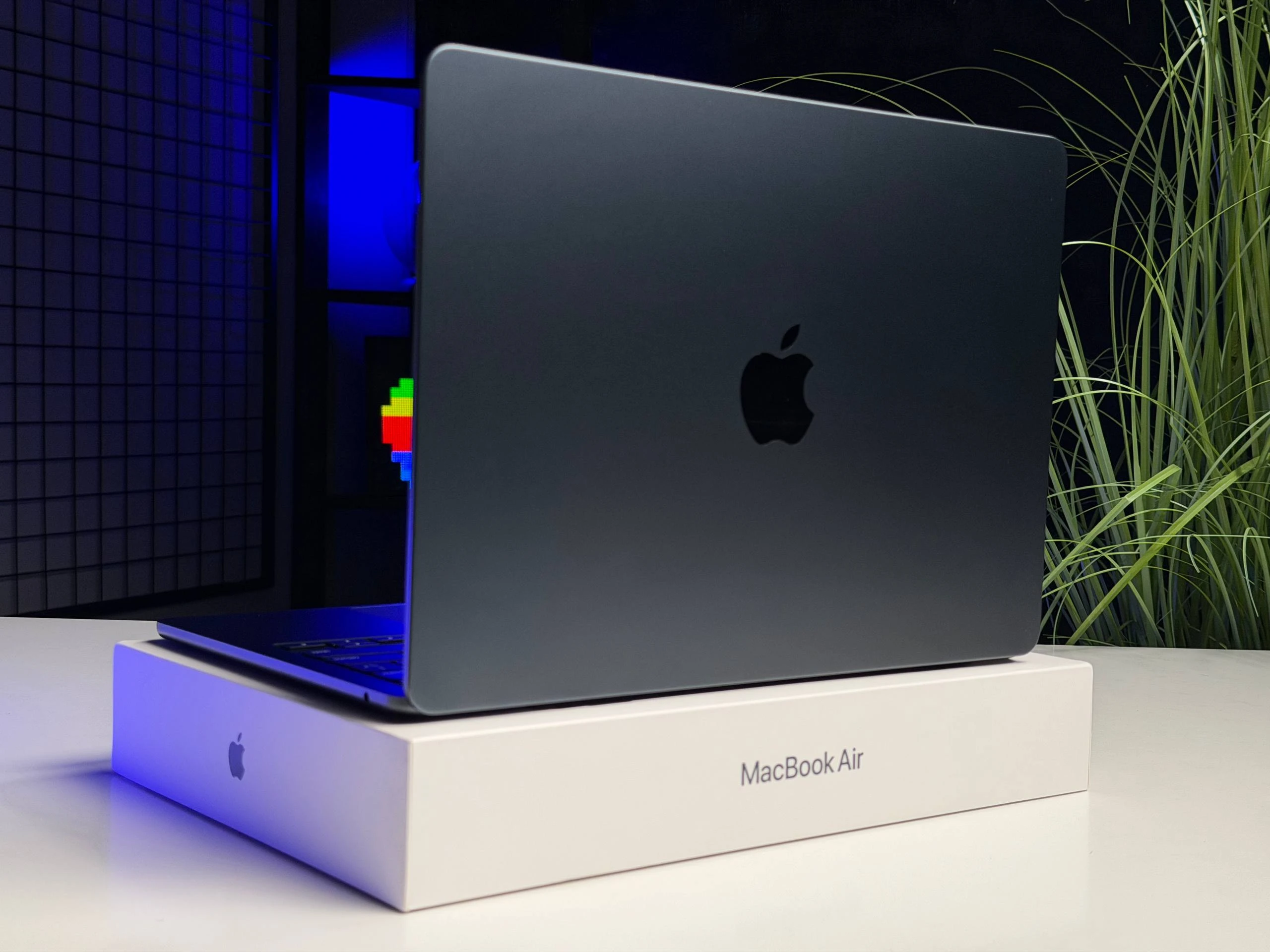 ВЖИВАНИЙ Б/У MacBook Air 13.6" M2/8CPU/8GPU/8GB/256GB Midnight 2022 (MLY33) - Стан: гарний | Акумулятор: 95% | Комплектація: повний | Гарантія: 3 міс.