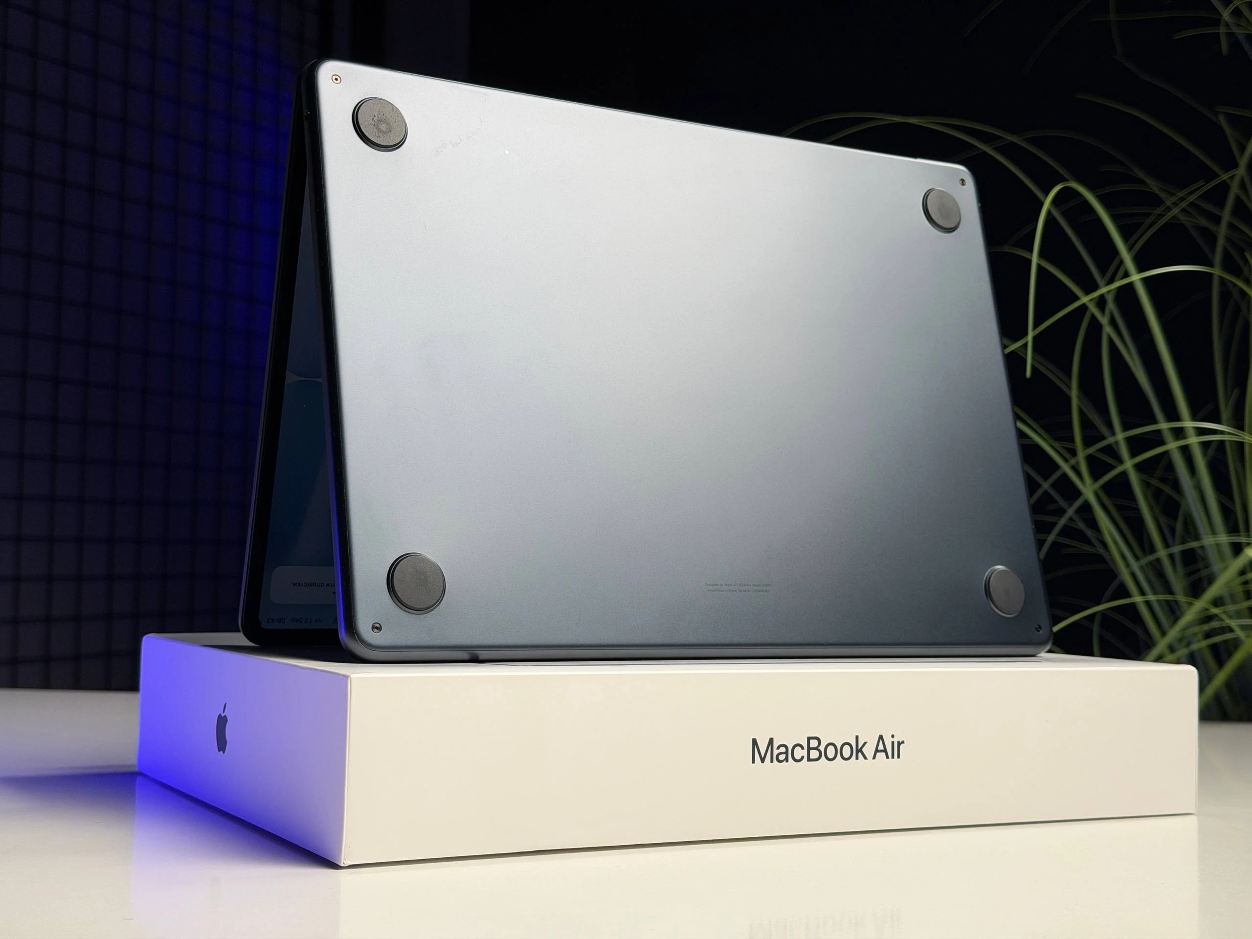 ВЖИВАНИЙ Б/У MacBook Air 13.6" M2/8CPU/8GPU/8GB/256GB Midnight 2022 (MLY33) - Стан: гарний | Акумулятор: 95% | Комплектація: повний | Гарантія: 3 міс.