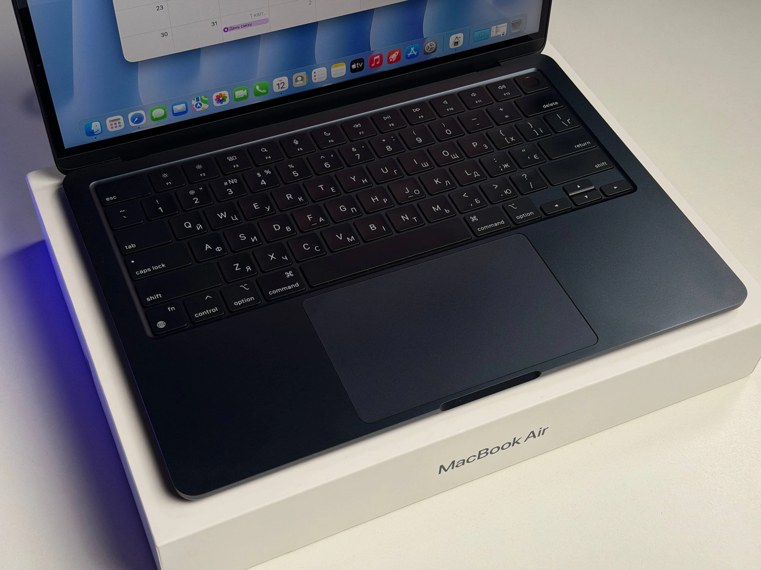 ВЖИВАНИЙ Б/У MacBook Air 13.6" M2/8CPU/8GPU/8GB/256GB Midnight 2022 (MLY33) - Стан: гарний | Акумулятор: 95% | Комплектація: повний | Гарантія: 3 міс.