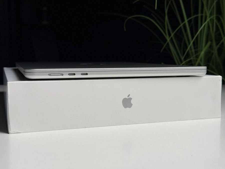 ВІТРИННИЙ MacBook Air 15" 2025 M4/10CPU/10GPU/32GB/1TB Silver (Z1DB000G6) - Стан: ідеальний | Акумулятор: 100% | Комплектація: повний | Гарантія: 3 міс.