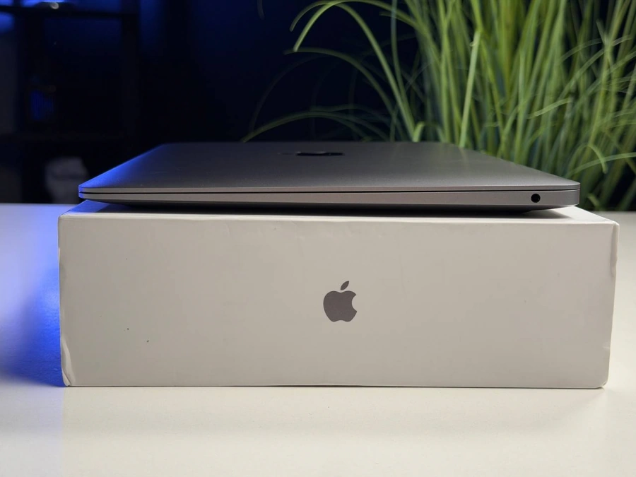 ВЖИВАНИЙ Б/У MDM MacBook Air 13" Space Gray 2020 (Z125000DL) US English - Состояние: хороший | Аккумулятор: 82% | Комплектация: полный | Гарантия: 3 мес.
