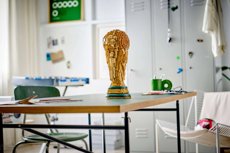 Блоковий конструктор LEGO Editions Football Офіційний трофей чемпіонату світу з футболу FIFA (43020)