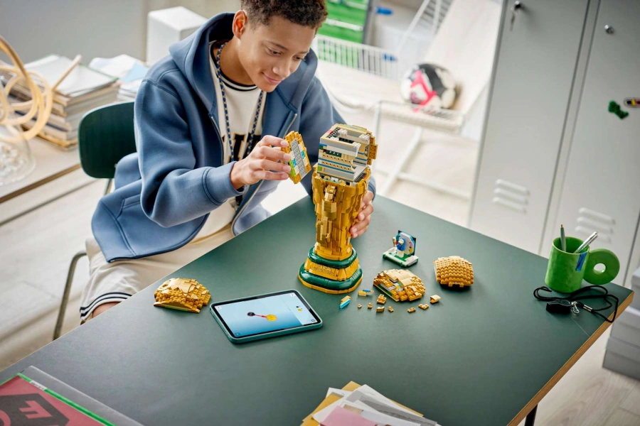 Блоковий конструктор LEGO Editions Football Офіційний трофей чемпіонату світу з футболу FIFA (43020)