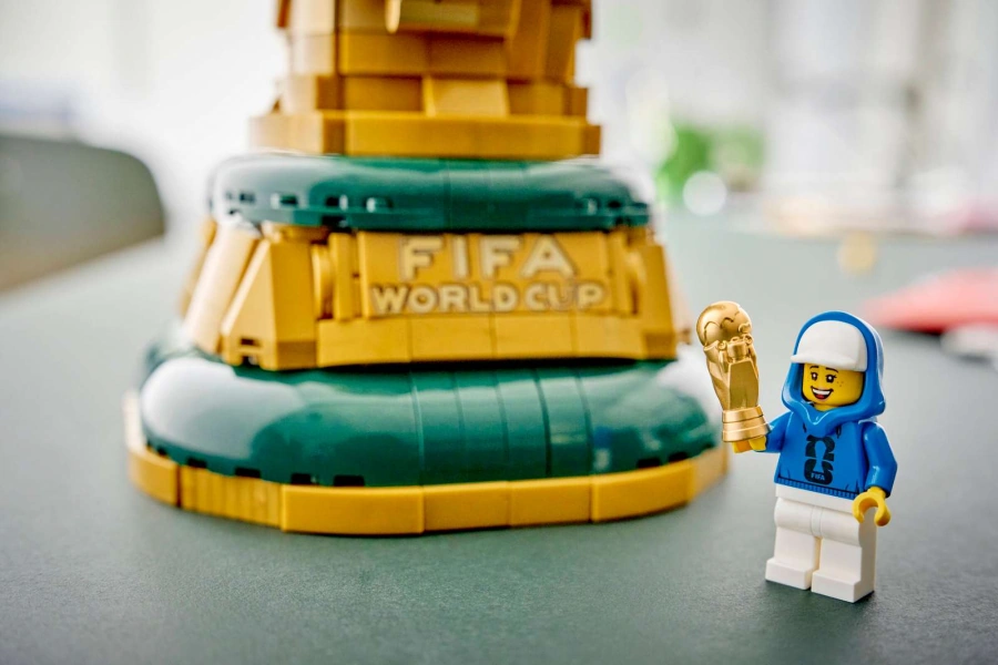 Блоковий конструктор LEGO Editions Football Офіційний трофей чемпіонату світу з футболу FIFA (43020)