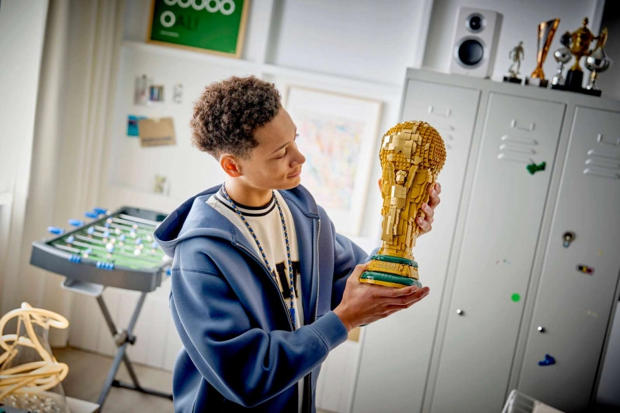 Блоковий конструктор LEGO Editions Football Офіційний трофей чемпіонату світу з футболу FIFA (43020)