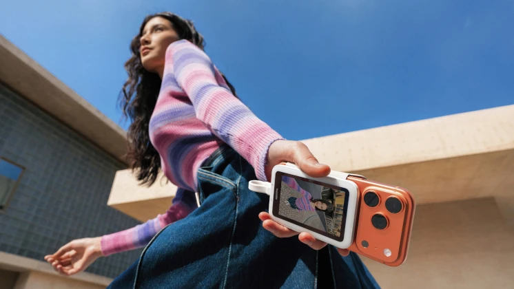 Insta360 Snap: магнітний монітор для ідеальних селфі