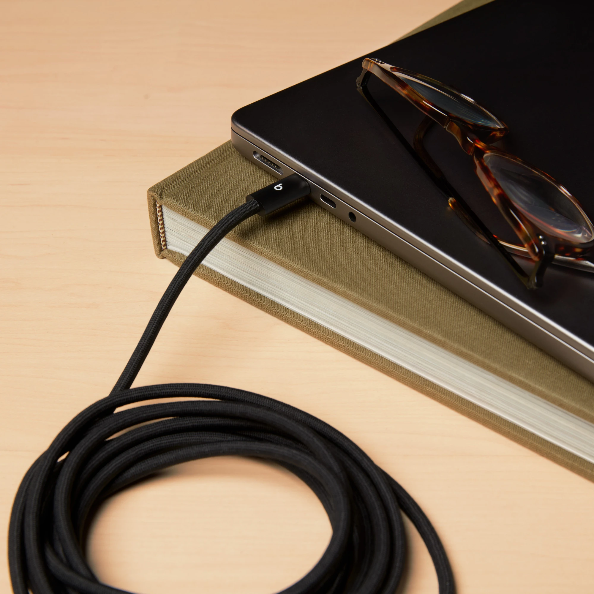 Кабель Beats USB‑C to USB‑C Braided Cable 3 m – Bolt Black (MHX64)