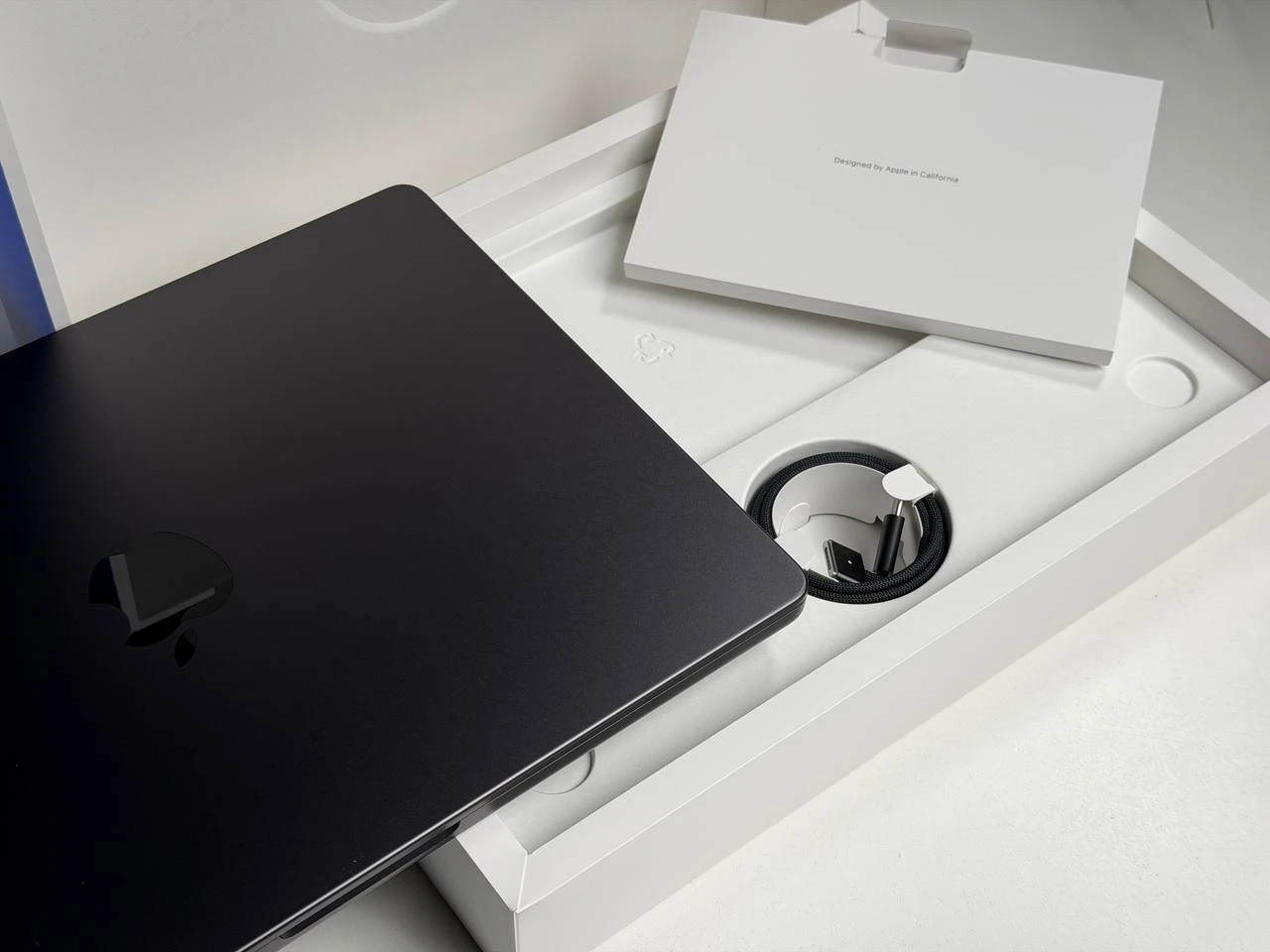 NEW УЦЕНКА Apple MacBook Pro 14" M5/10CPU/10GPU/24GB/512GB Space Black 2025 (Z1KH000BZ) - Состояние: хорошее | Аккумулятор: 100% | Комплектация: полный | Гарантия: 3 мес.