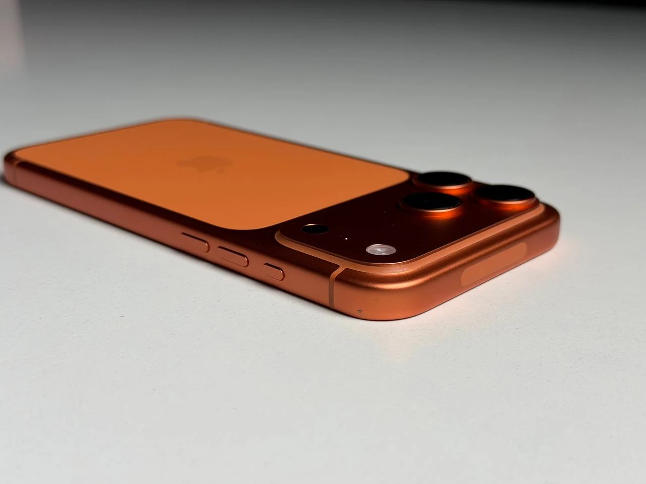 ВІТРИННИЙ Apple iPhone 17 Pro Max 2TB eSim Cosmic Orange (MFXT4, MFYK4) - Стан: гарний | Акумулятор: 100% | Комплектація: iPhone, кабель | Гарантія: 3 міс.