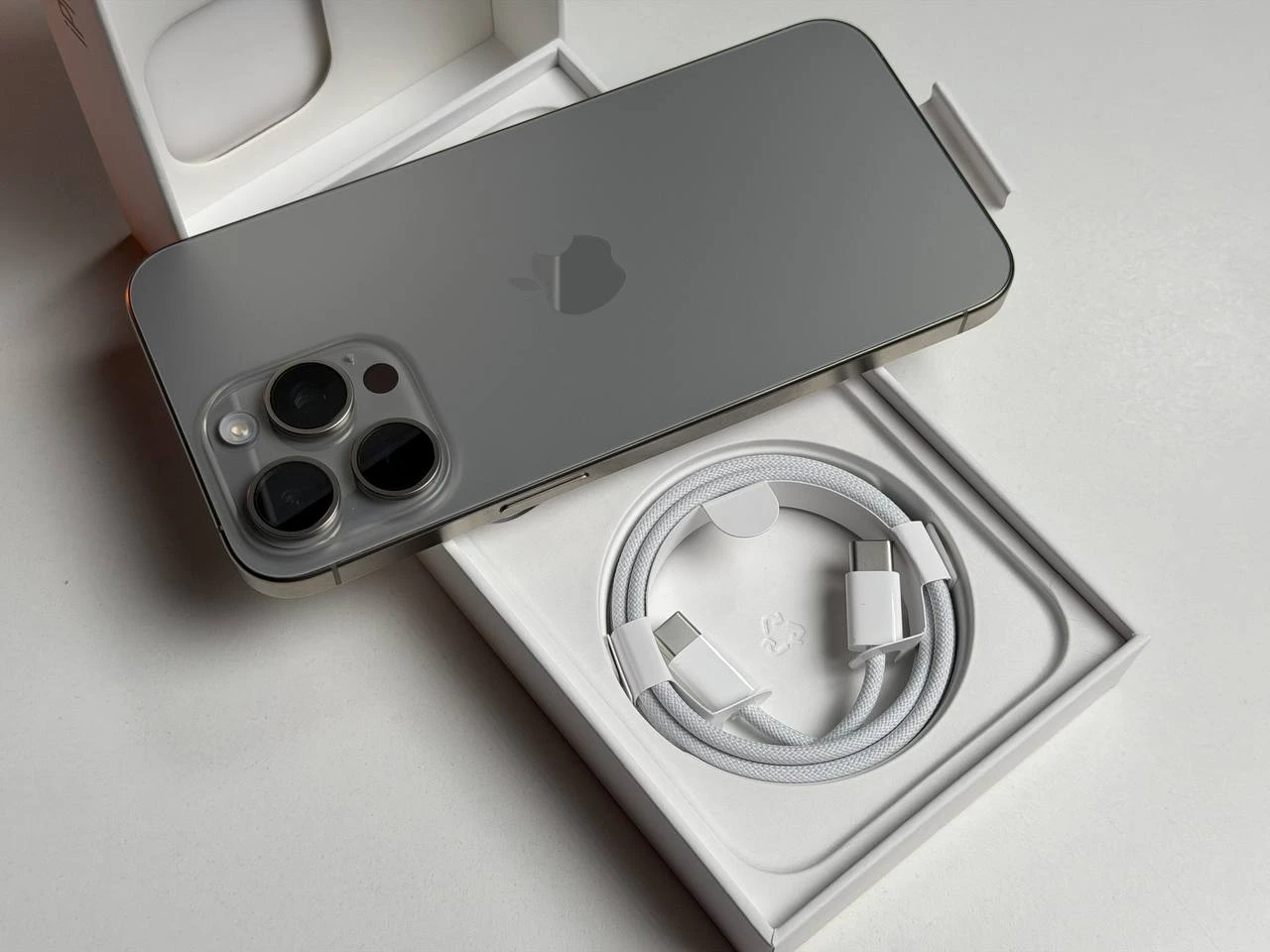 ВЖИВАНИЙ Б/У Apple iPhone 15 Pro Max 512GB Natural Titanium (MU7E3) - Стан: ідеальний | Акумулятор: 89% | Комплектація: повний | Гарантія: 3 міс.