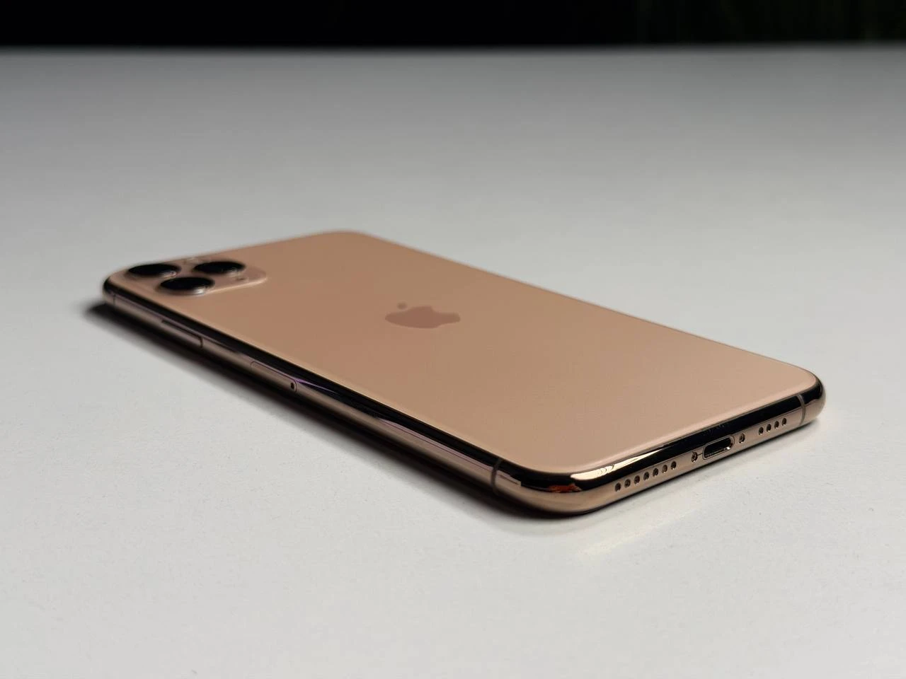 ВЖИВАНИЙ Б/У Apple iPhone 11 Pro Max 256GB Gold (MWH62) - Состояние: хороший | Аккумулятор: 100% | Комплектация: iPhone, кабель | Гарантия: 3 мес.