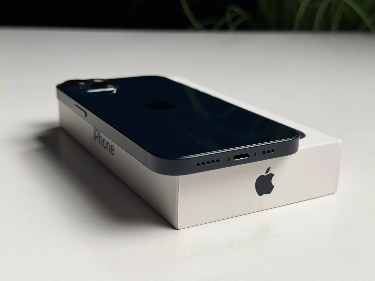 ВЖИВАНИЙ Б/У Apple iPhone 13 256GB Midnight (MLMU3, MLQ63) - Состояние: хороший | Аккумулятор: 100% | Комплектация: полный | Гарантия: 3 мес.