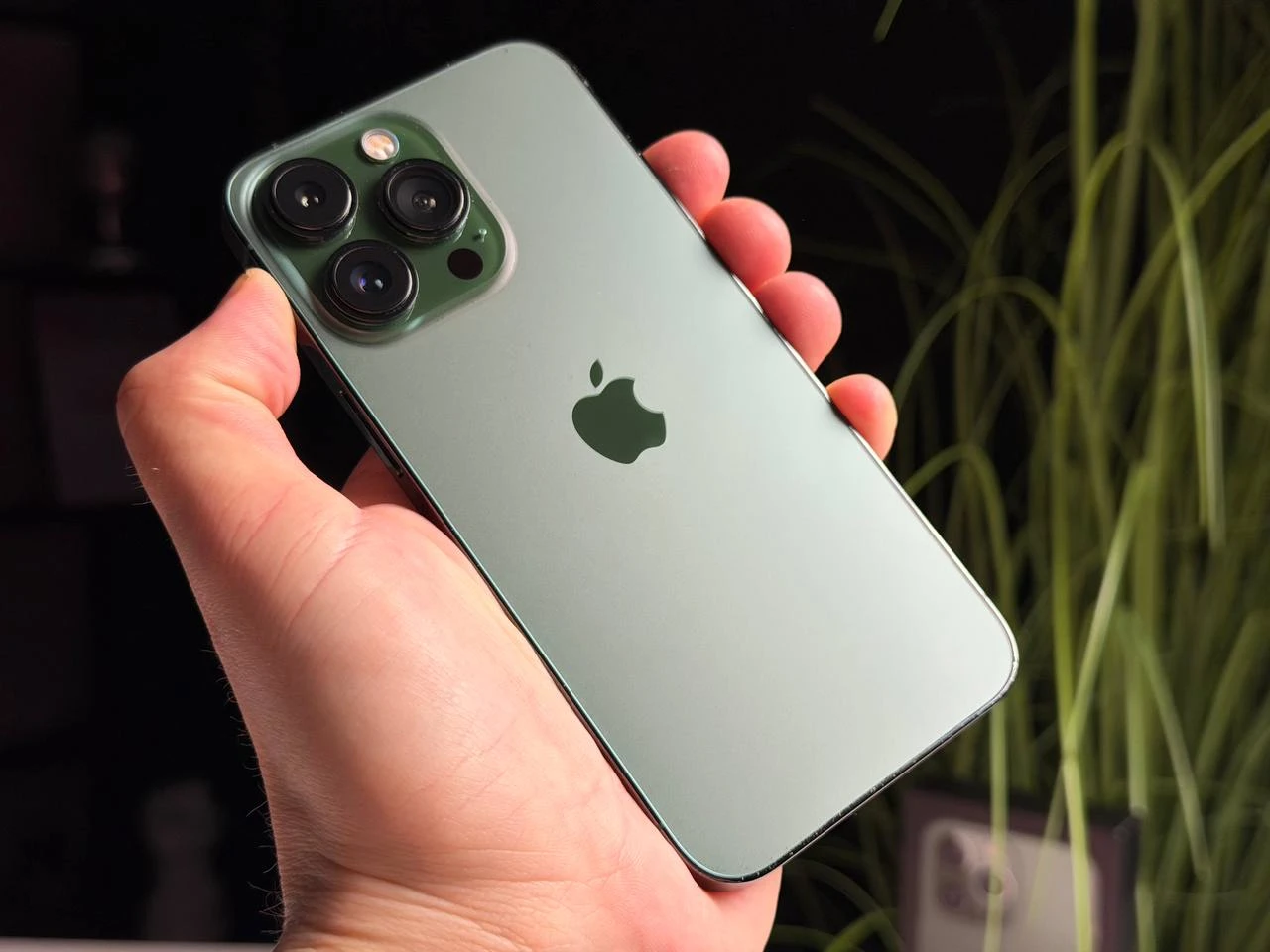 ВЖИВАНИЙ Б/У Apple iPhone 13 Pro 256GB Alpine Green (MNDU3, MNE33) - Состояние: хороший | Аккумулятор: 100% | Комплектация: полный | Гарантия: 3 мес.