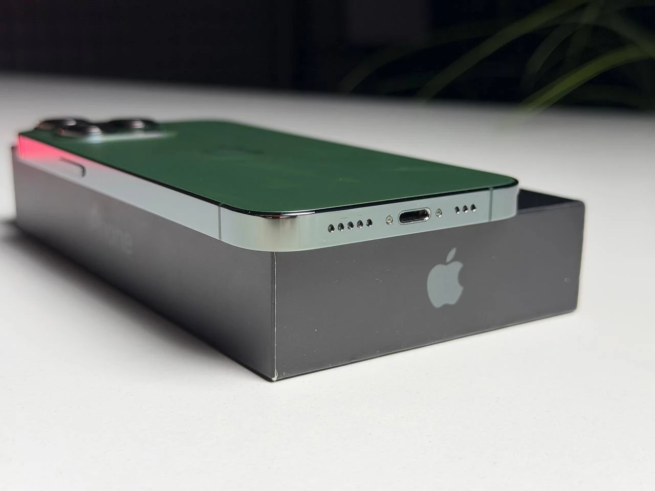 ВЖИВАНИЙ Б/У Apple iPhone 13 Pro 256GB Alpine Green (MNDU3, MNE33) - Состояние: хороший | Аккумулятор: 100% | Комплектация: полный | Гарантия: 3 мес.