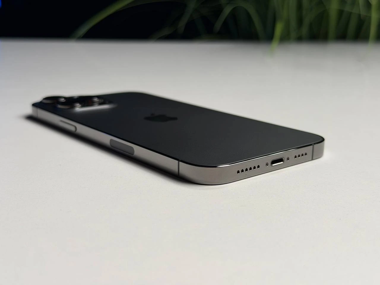 ВЖИВАНИЙ Б/У Apple iPhone 13 Pro Max 256GB Graphite (MLKR3, MLLA3) - Состояние: хороший | Аккумулятор: 100% | Комплектация: iPhone, кабель | Гарантия: 3 мес.