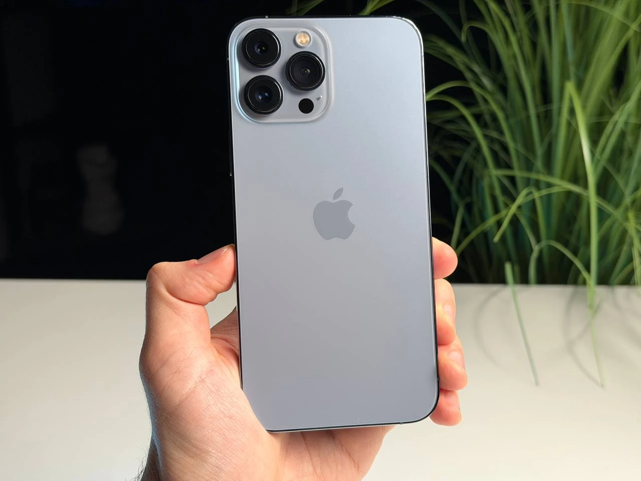 ВЖИВАНИЙ Б/У Apple iPhone 13 Pro Max 256GB Sierra Blue (MLKV3, MLLE3) - Состояние: хороший | Аккумулятор: 100% | Комплектация: iPhone, кабель | Гарантия: 3 мес.