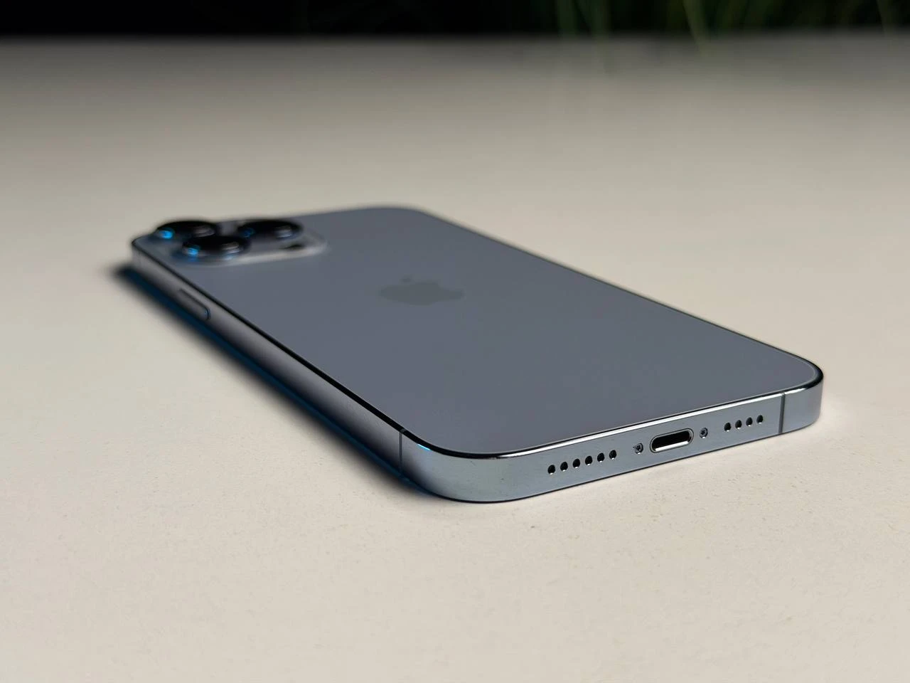 ВЖИВАНИЙ Б/У Apple iPhone 13 Pro Max 256GB Sierra Blue (MLKV3, MLLE3) - Состояние: хороший | Аккумулятор: 100% | Комплектация: iPhone, кабель | Гарантия: 3 мес.