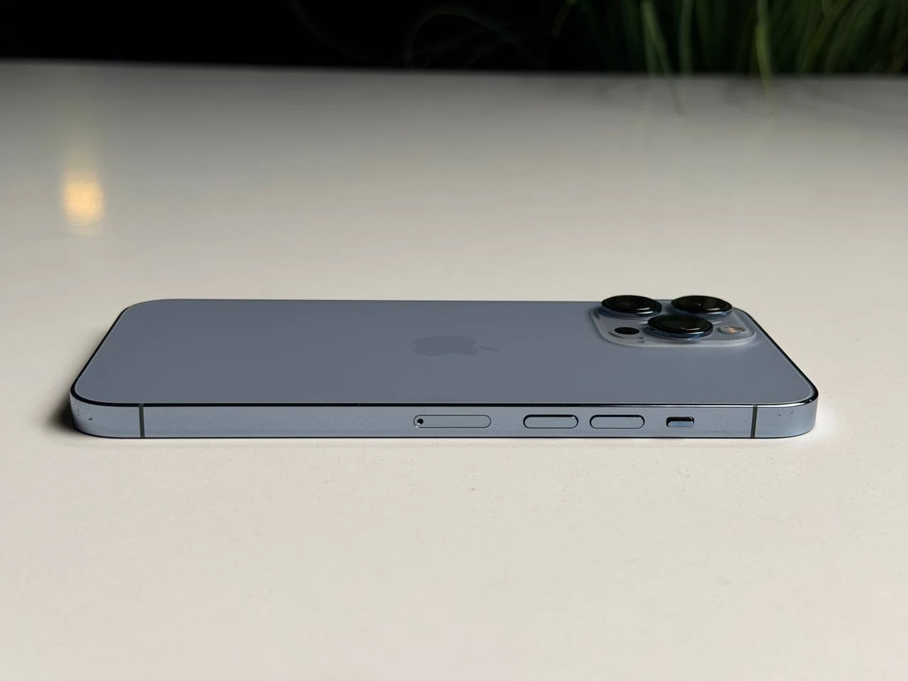 ВЖИВАНИЙ Б/У Apple iPhone 13 Pro Max 256GB Sierra Blue (MLKV3, MLLE3) - Состояние: хороший | Аккумулятор: 100% | Комплектация: iPhone, кабель | Гарантия: 3 мес.