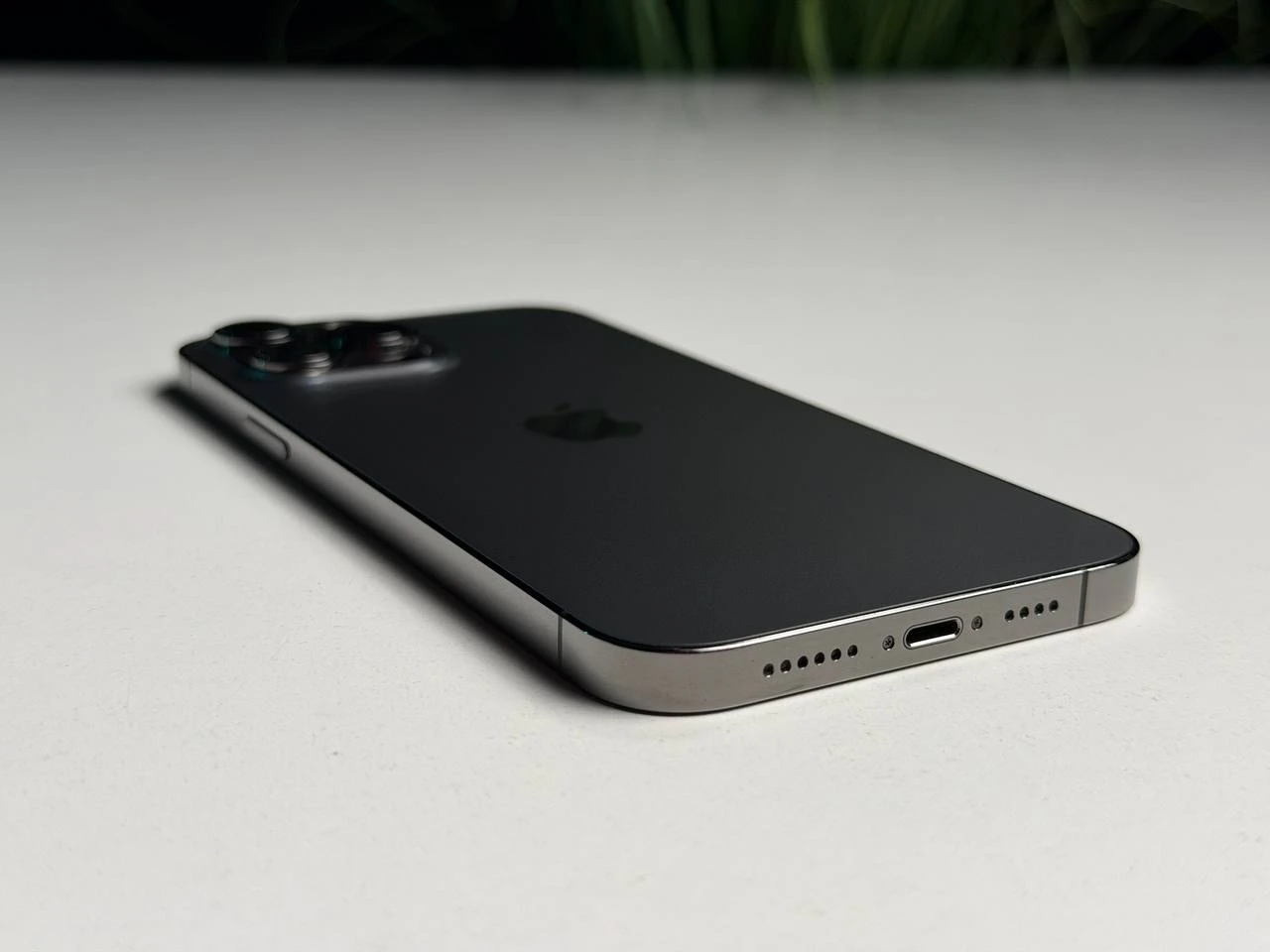 ВЖИВАНИЙ Б/У Apple iPhone 13 Pro Max 256GB Graphite (MLKR3, MLLA3) - Состояние: хороший | Аккумулятор: 100% | Комплектация: iPhone, кабель | Гарантия: 3 мес.