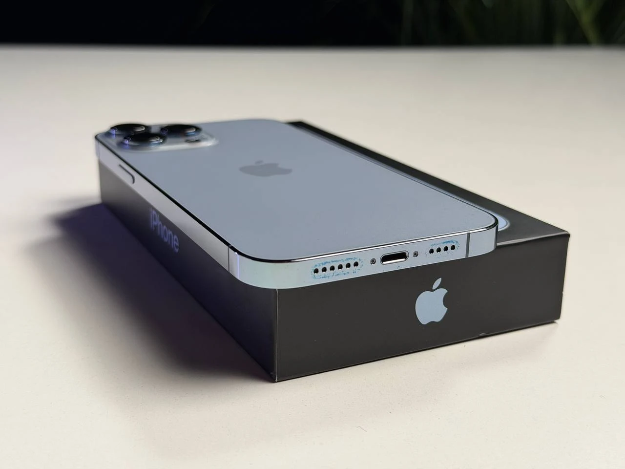 ВЖИВАНИЙ Б/У Apple iPhone 13 Pro Max 256GB Sierra Blue (MLKV3, MLLE3) - Состояние: хороший | Аккумулятор: 100% | Комплектация: полный | Гарантия: 3 мес.