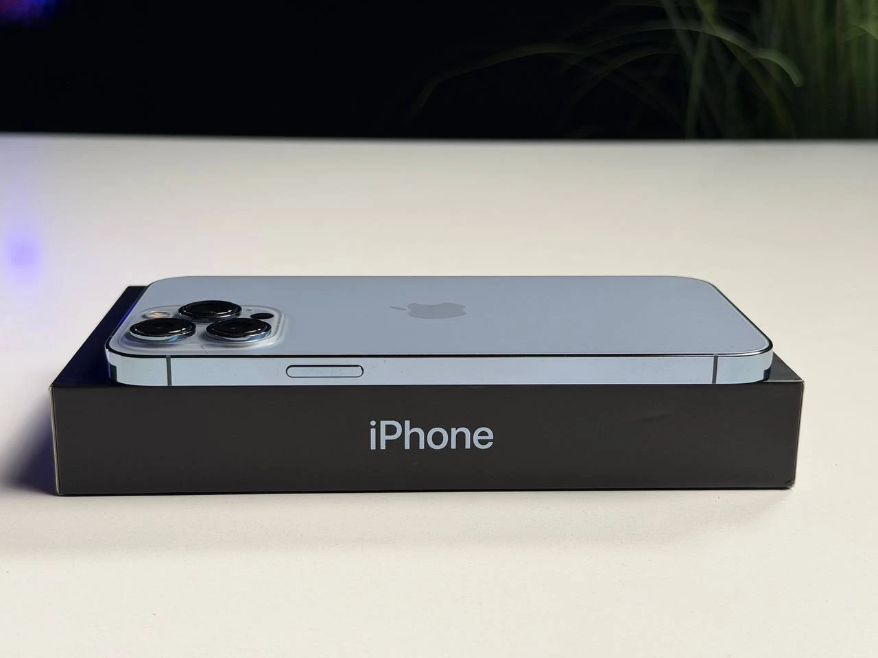 ВЖИВАНИЙ Б/У Apple iPhone 13 Pro Max 256GB Sierra Blue (MLKV3, MLLE3) - Состояние: хороший | Аккумулятор: 100% | Комплектация: полный | Гарантия: 3 мес.