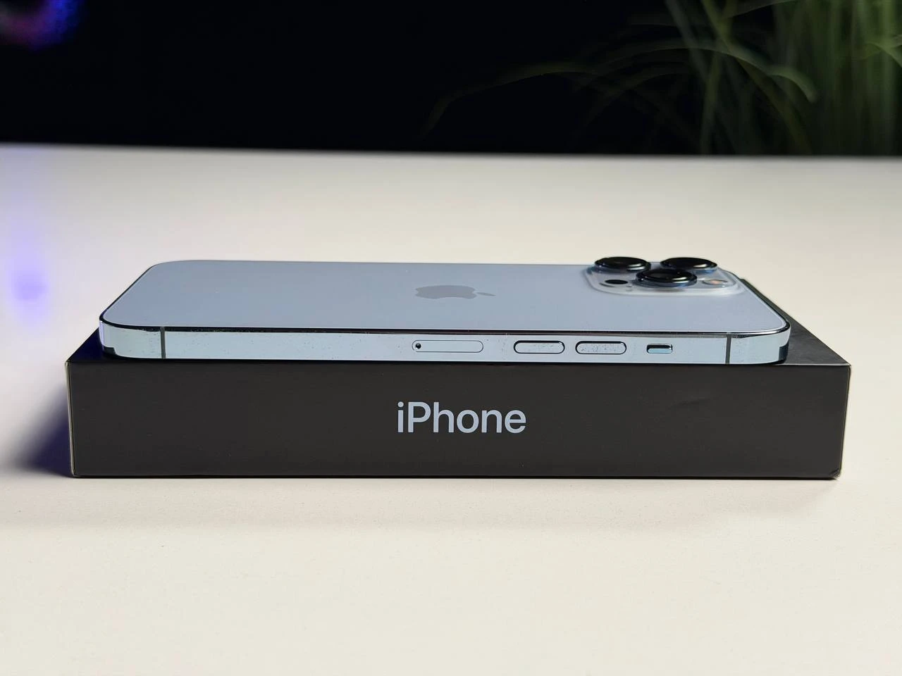 ВЖИВАНИЙ Б/У Apple iPhone 13 Pro Max 256GB Sierra Blue (MLKV3, MLLE3) - Состояние: хороший | Аккумулятор: 100% | Комплектация: полный | Гарантия: 3 мес.