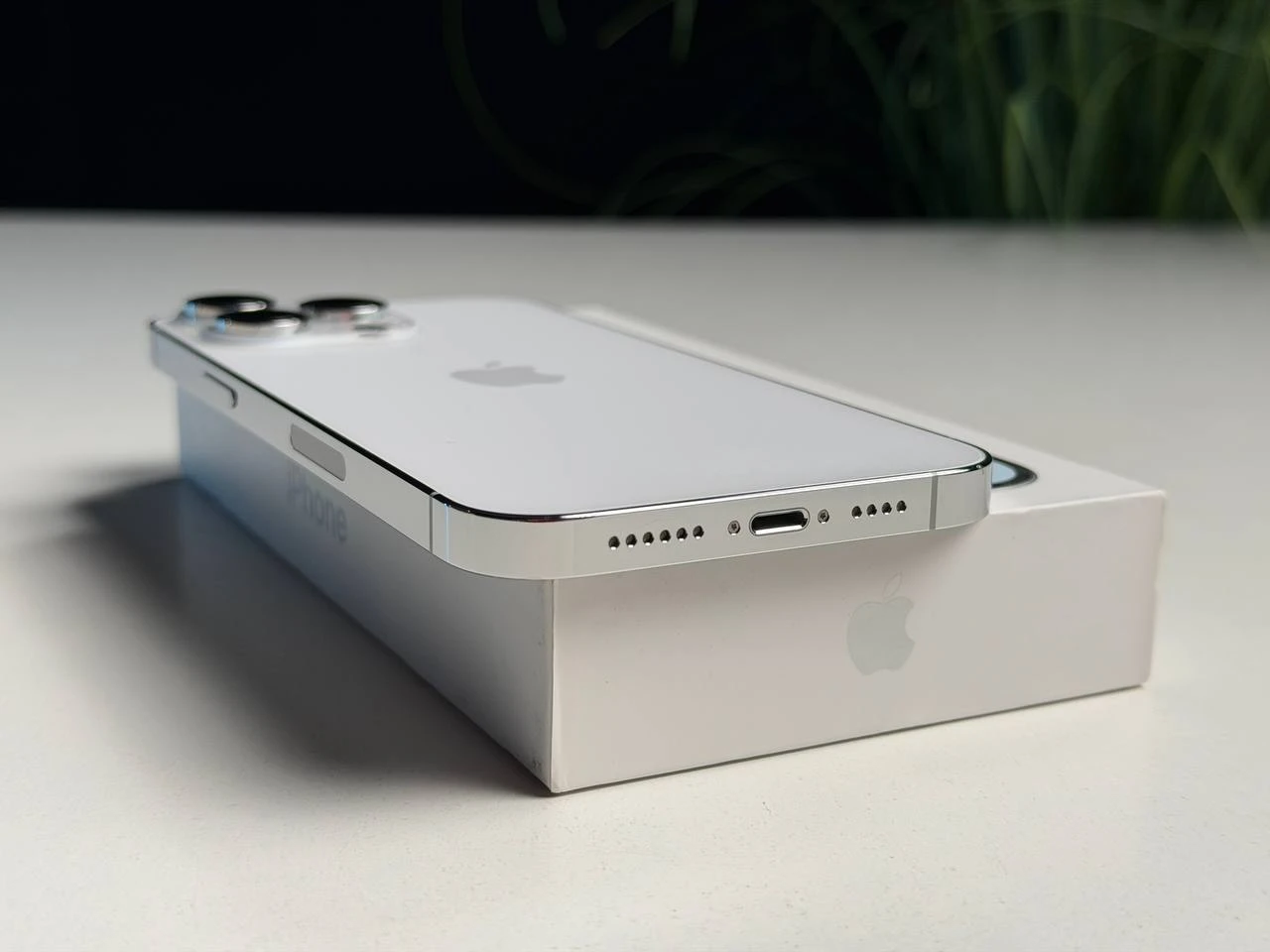 ВЖИВАНИЙ Б/У Apple iPhone 14 Pro Max 128GB Silver eSim (MQ8P3) - Состояние: хороший | Аккумулятор: 100% | Комплектация: полный | Гарантия: 3 мес.