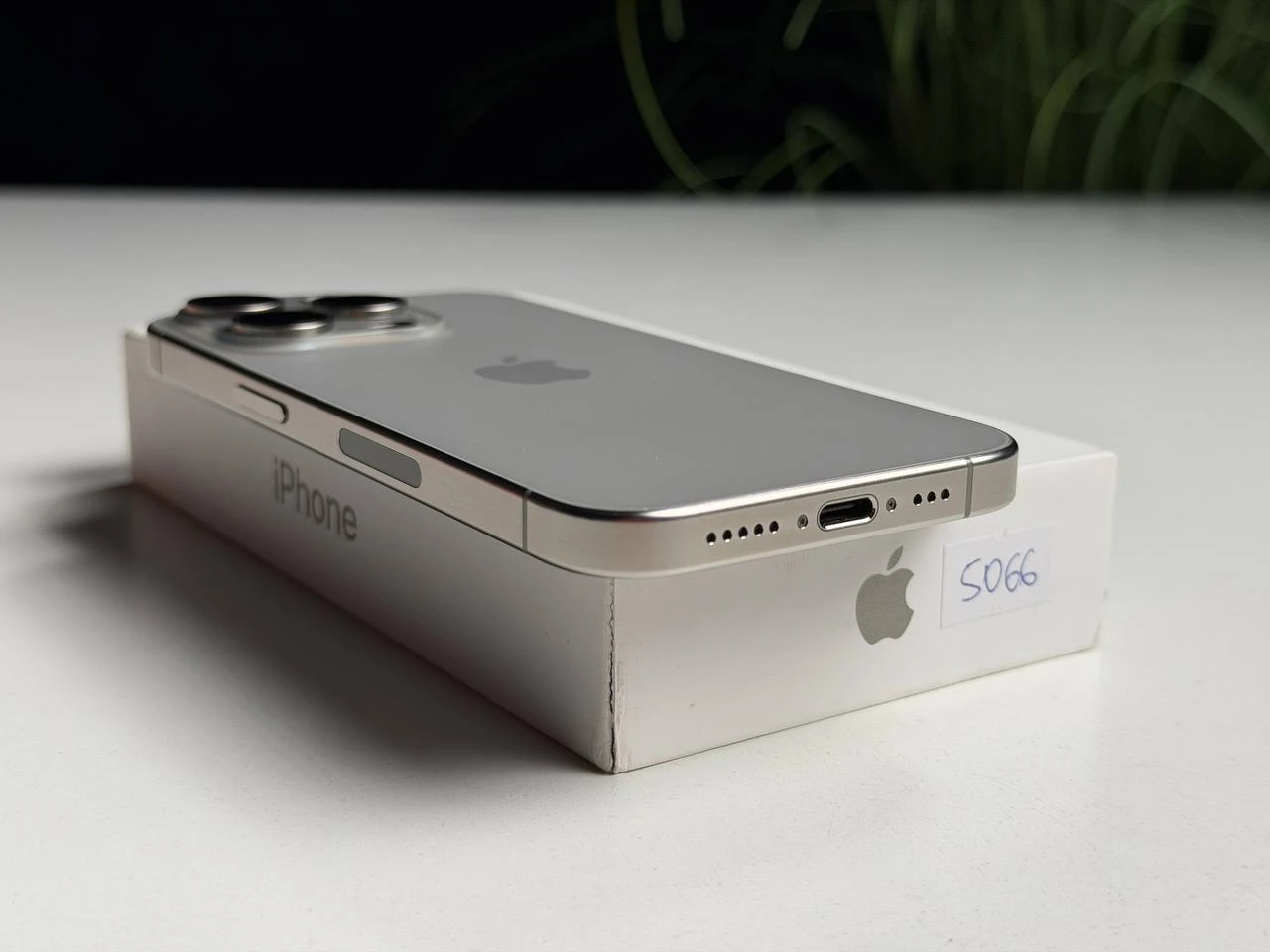 ВЖИВАНИЙ Б/У Apple iPhone 15 Pro 128GB Natural Titanium eSim (MTQP3) - Состояние: хороший | Аккумулятор: 100% | Комплектация: полный | Гарантия: 3 мес.