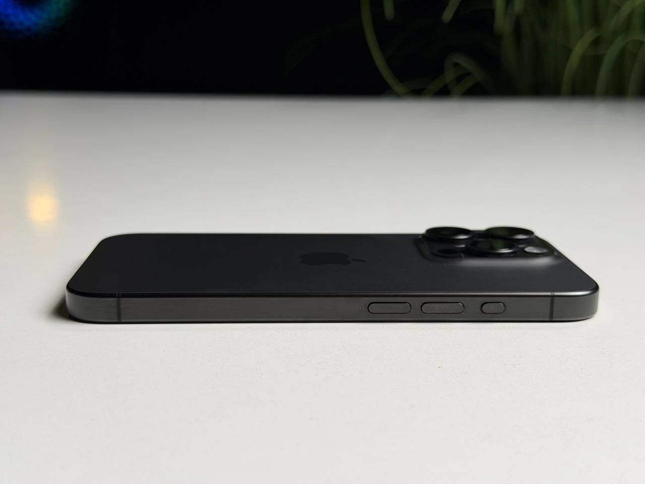 ВЖИВАНИЙ Б/У Apple iPhone 15 Pro 256GB Black Titanium eSim (MTQR3) - Состояние: хороший | Аккумулятор: 100% | Комплектация: iPhone, кабель | Гарантия: 3 мес.