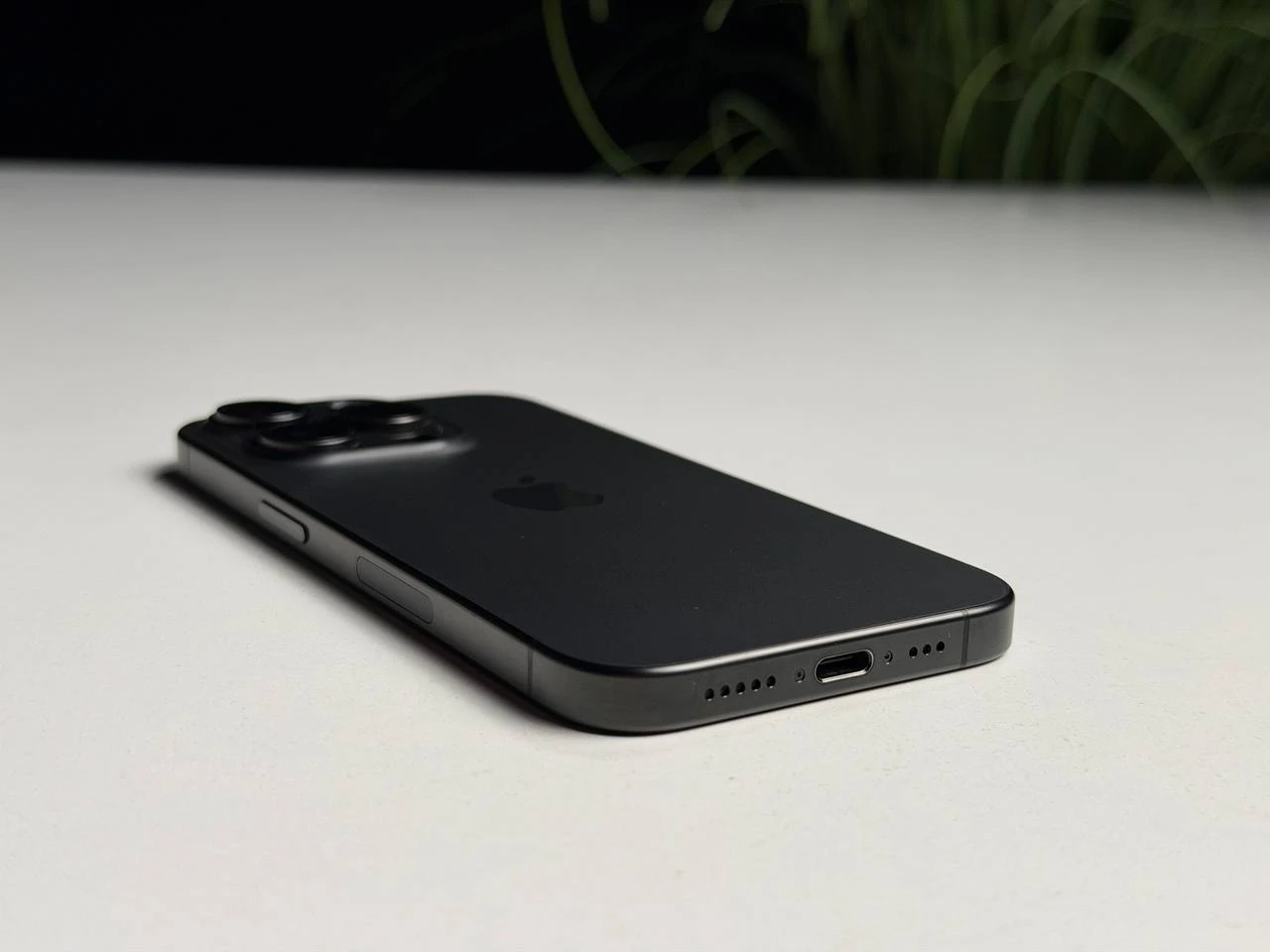 ВЖИВАНИЙ Б/У Apple iPhone 15 Pro 256GB Black Titanium eSim (MTQR3) - Состояние: хороший | Аккумулятор: 100% | Комплектация: iPhone, кабель | Гарантия: 3 мес.