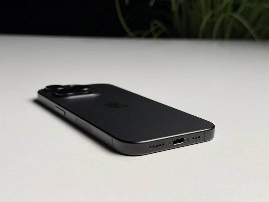 ВЖИВАНИЙ Б/У Apple iPhone 15 Pro 256GB Black Titanium eSim (MTQR3) - Состояние: хороший | Аккумулятор: 100% | Комплектация: iPhone, кабель | Гарантия: 3 мес.