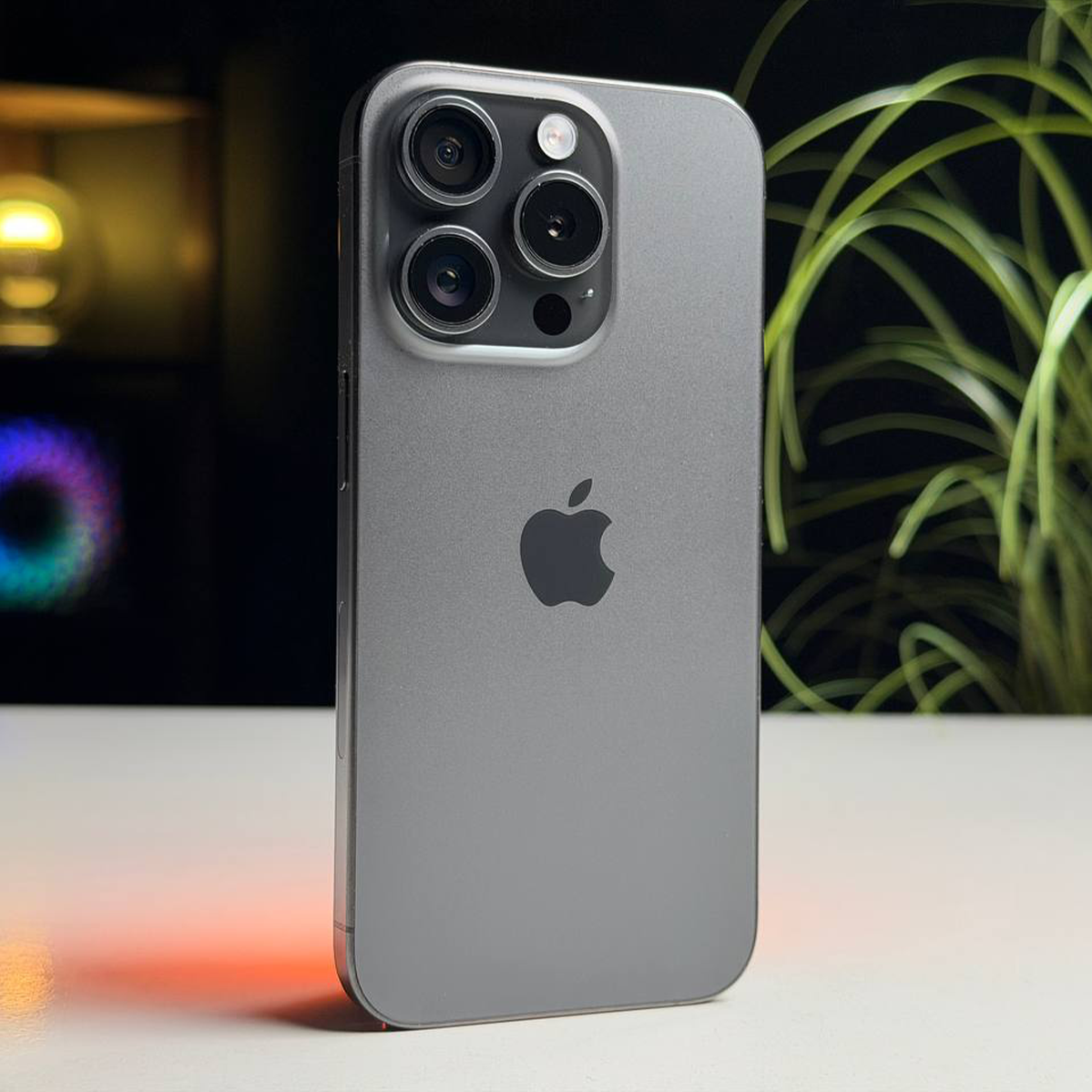 ВЖИВАНИЙ Б/У Apple iPhone 15 Pro 256GB Black Titanium eSim (MTQR3) - Состояние: хороший | Аккумулятор: 100% | Комплектация: iPhone, кабель | Гарантия: 3 мес.
