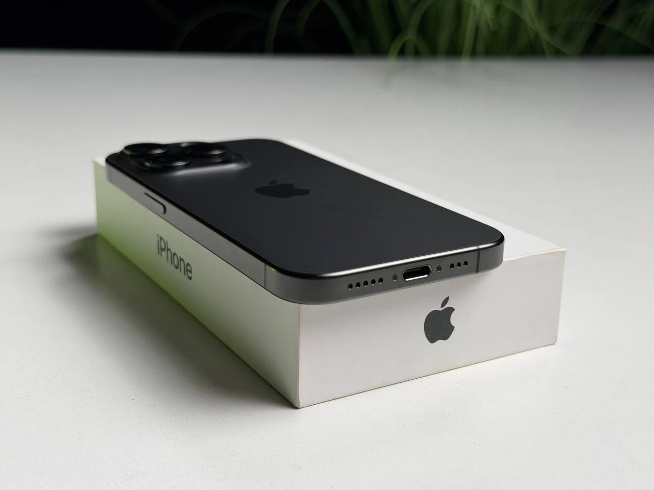 ВЖИВАНИЙ Б/У Apple iPhone 15 Pro 512GB Black Titanium (MTV73) - Состояние: хороший | Аккумулятор: 88% | Комплектация: полный | Гарантия: 3 мес.