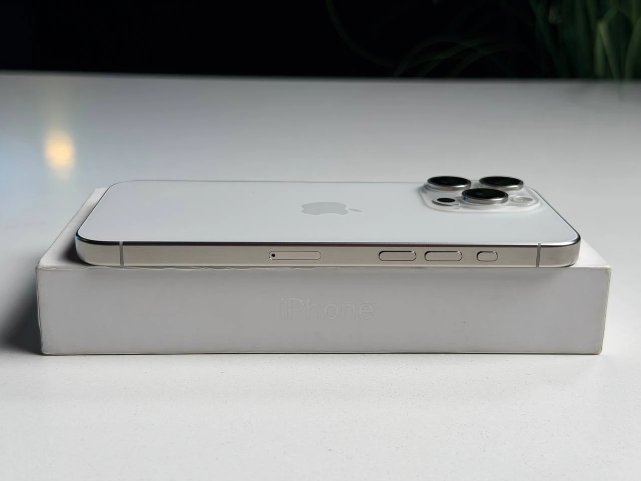 ВЖИВАНИЙ Б/У Apple iPhone 15 Pro Max 1TB White Titanium (MU7H3) - Состояние: хороший | Аккумулятор: 100% | Комплектация: полный | Гарантия: 3 мес.