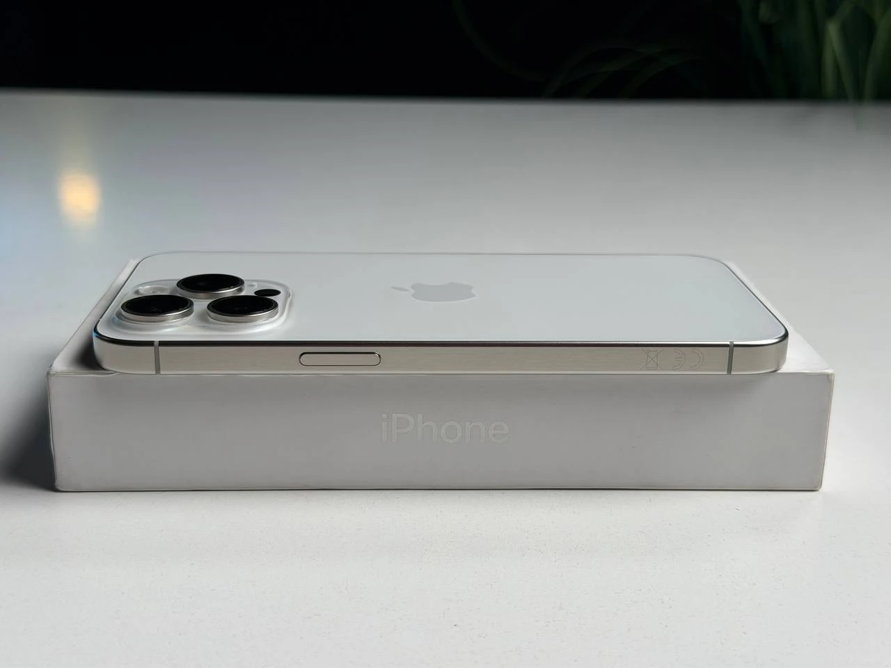 ВЖИВАНИЙ Б/У Apple iPhone 15 Pro Max 1TB White Titanium (MU7H3) - Состояние: хороший | Аккумулятор: 100% | Комплектация: полный | Гарантия: 3 мес.