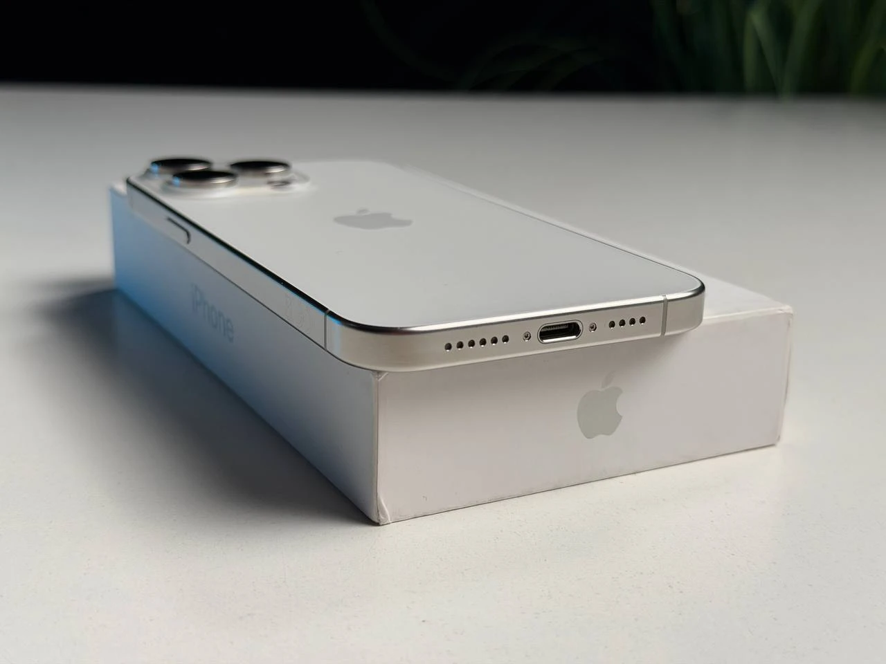 ВЖИВАНИЙ Б/У Apple iPhone 15 Pro Max 1TB White Titanium (MU7H3) - Состояние: хороший | Аккумулятор: 100% | Комплектация: полный | Гарантия: 3 мес.