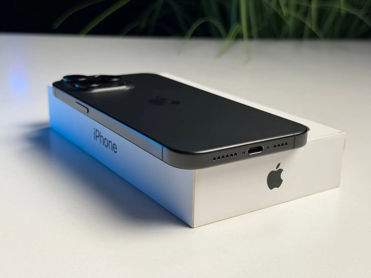 ВЖИВАНИЙ Б/У Apple iPhone 15 Pro Max 256GB Black Titanium (MU773) - Состояние: хороший | Аккумулятор: 100% | Комплектация: полный | Гарантия: 3 мес.