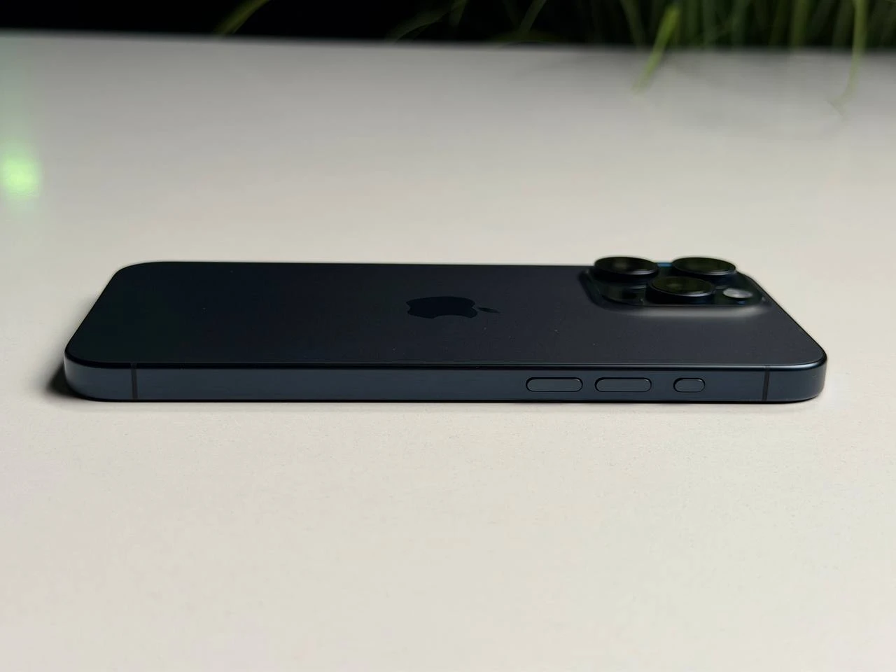 ВЖИВАНИЙ Б/У Apple iPhone 15 Pro Max 256GB Blue Titanium eSim (MU693) - Состояние: идеальный | Аккумулятор: 87% | Комплектация: iPhone, кабель | Гарантия: 3 мес.