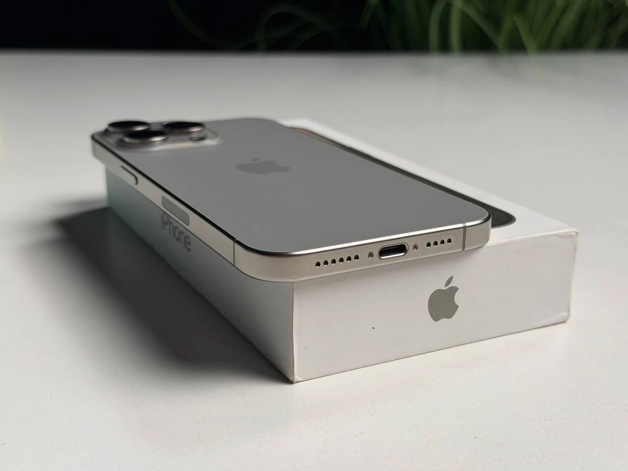 ВЖИВАНИЙ Б/У Apple iPhone 15 Pro Max 256GB Natural Titanium eSim (MU683) - Состояние: хороший | Аккумулятор: 88% | Комплектация: полный | Гарантия: 3 мес.