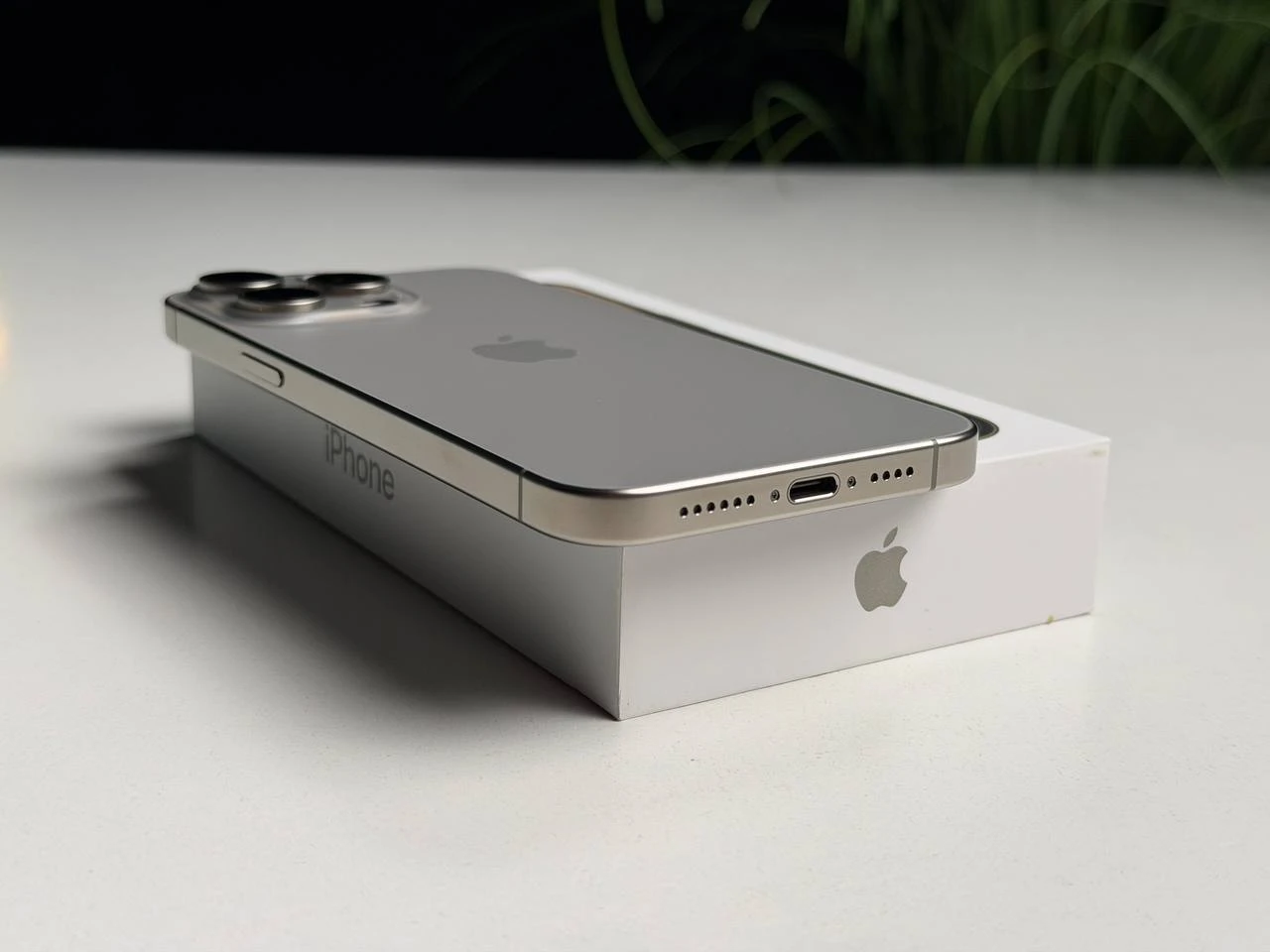 ВЖИВАНИЙ Б/У Apple iPhone 15 Pro Max 256GB Natural Titanium (MU793) - Стан: гарний | Акумулятор: 100% | Комплектація: повний | Гарантія: 3 міс.