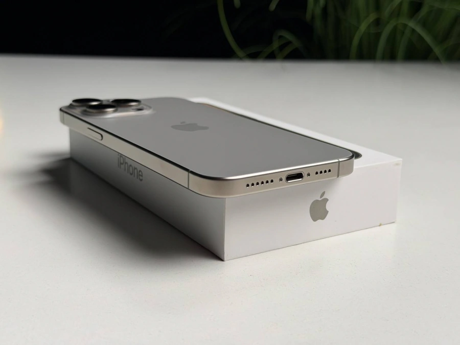 ВЖИВАНИЙ Б/У Apple iPhone 15 Pro Max 256GB Natural Titanium (MU793) - Стан: гарний | Акумулятор: 100% | Комплектація: повний | Гарантія: 3 міс.