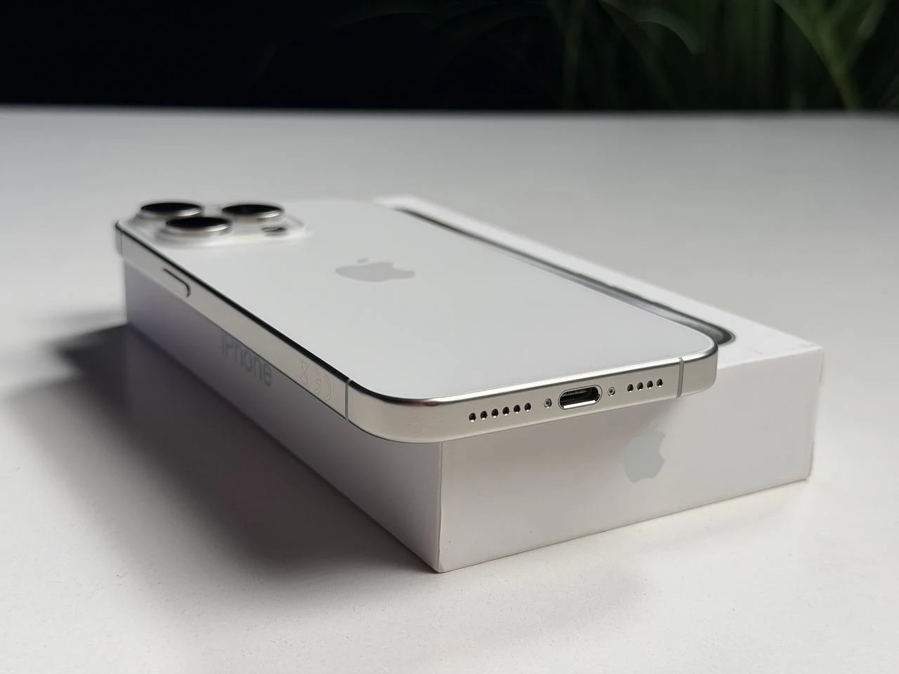ВЖИВАНИЙ Б/У Apple iPhone 15 Pro Max 256GB White Titanium (MU783) - Стан: гарний | Акумулятор: 89% | Комплектація: повний | Гарантія: 3 міс.